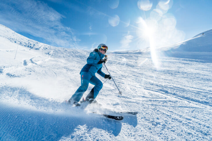 Zu den 600 Pistenkilometern der weltweit größten Skiregion Les 3 Vallées, gehören auch die Abfahrten im Skiort Les Menuires, der selbst als das Tor zum Mega-Skigebiet gilt.