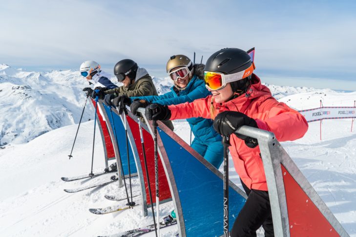 Neben den klassischen Pisten der Skiregion Les 3 Vallées können Wintersportler in Les Menuiers auch auf eine Ski- und Boardercross-Strecke gehen.