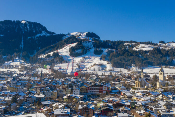 Bei Sportfans ist Kitzbühel für seine legendären Hahnenkammrennen bekannt, während Hobby-Wintersportler sich hier auf 188 Pistenkilometer freuen können.