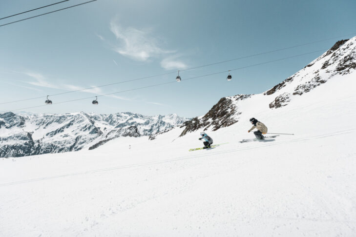 Im Skigebiet Sölden warten in über 3.000 m Höhe gleich zwei Gletscher, auf denen die Skisaison sich vom Herbst bis in den Frühling reicht.