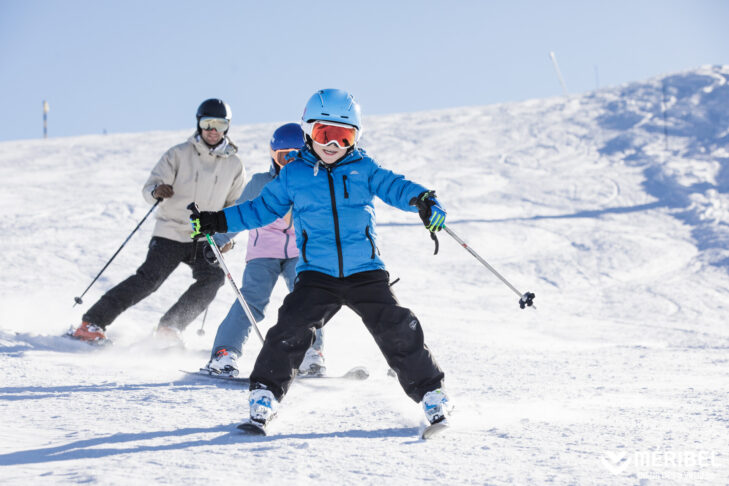Die Abfahrten in Méribel gehören zu den 600 Pistenkilometern des Mega-Skigebietes Les 3 Vallées, wo es für Kinder auch Gratis-Skipässe gibt.
