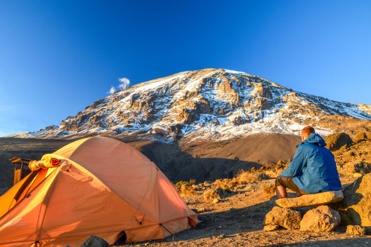 Der höchste Berg Afrikas ist der Kibo, der als Gipfel des Kilimandscharo-Massivs eine Höhe von 5.895 m misst.