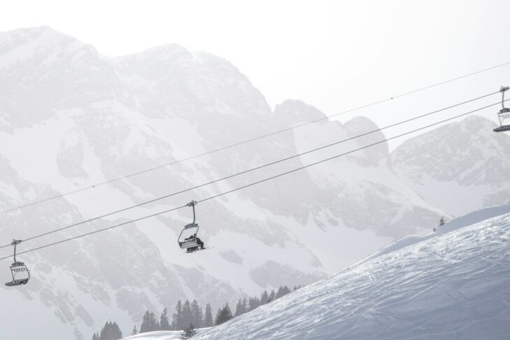 Wintersportler wissen, im Lift kann es auch mal zugig werden und da hilft gute Skibekleidung, um warm zu bleiben.