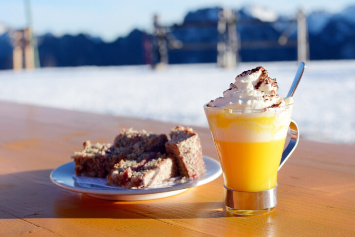 Wer nach einem langen Skitag in den italienischen Alpen Après-Ski macht, muss hier auch einen "Bombardino" probieren.