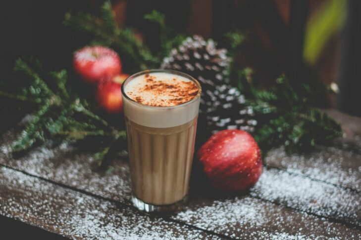 Ein "Lumumba", also ein heißer Kakao mit Schuss (Rum), ist ein echter Klassiker unter den Après-Ski Getränken.