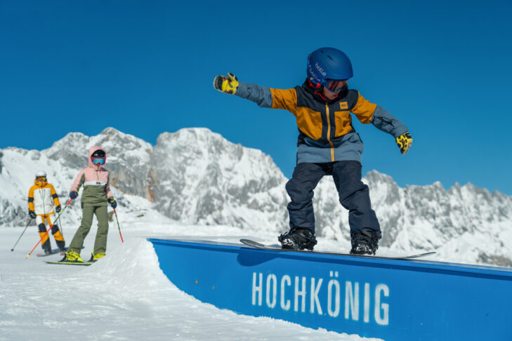 Im Skigebiet Hochkönig erwarten Eltern und Kinder neben Funparks auch über 50 km blaue und damit anfängerfreundliche Pisten.