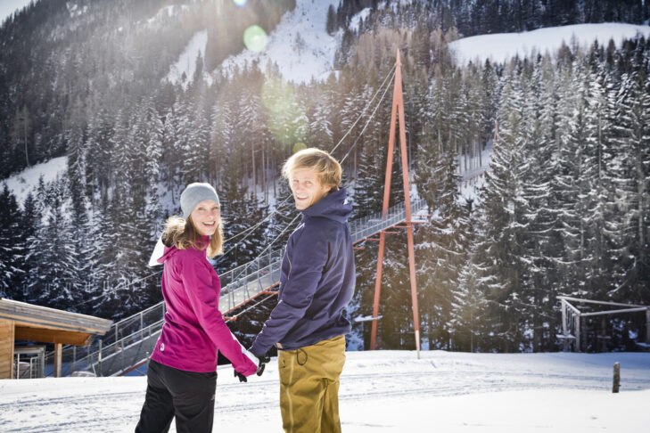 Neben dem Baumzipfelweg in der Nähe von Saalbach wartet hier auch eine 200 m lange Hängebrücke, die als "Golden Gate-Bridge" der Alpen bekannt ist, auf die Besucher.