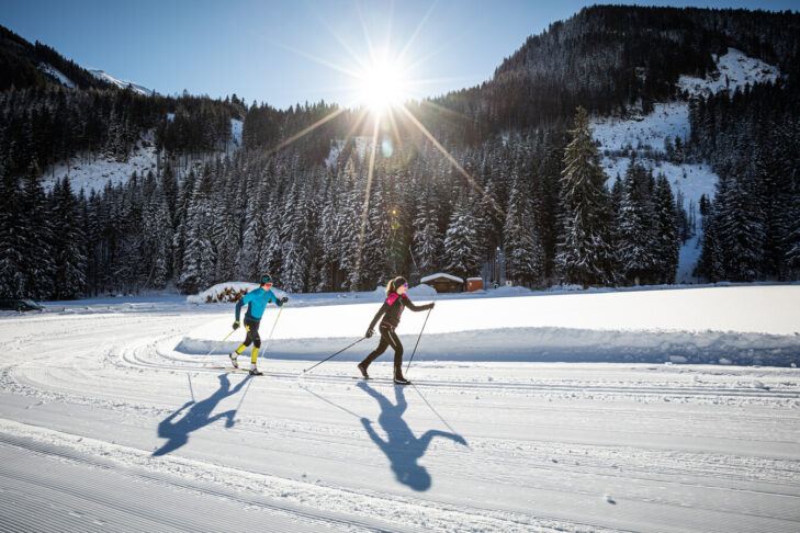 Auf Wintersportler, die nicht unbedingt auf die Piste gehen wollen, warten im Salzburger Land, wie hier in Saalbach, über 2.000 Loipenkilometer für Langläufer.