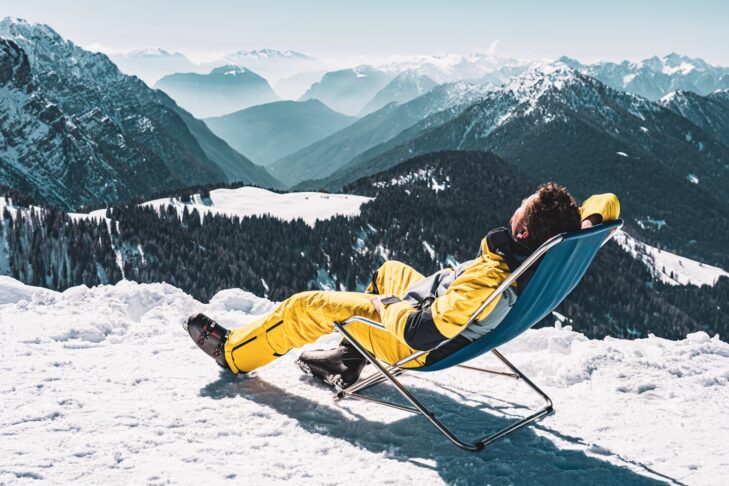 Im Liegenstuhl auf der Hütte in der Wintersonne baden und dann überschaubare 30 Pistenkilometer erkunden. Das geht im italienischen Skigebiet Pinzolo.