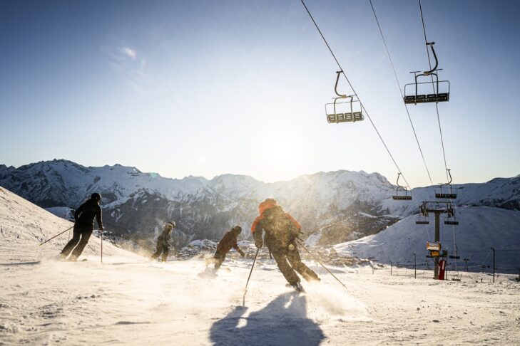 Nicht nur die Tour de France (im Sommer), sondern auch 250 Pistenkilometer locken im Winter Sportler aus aller Welt nach Alpe d'Huez.