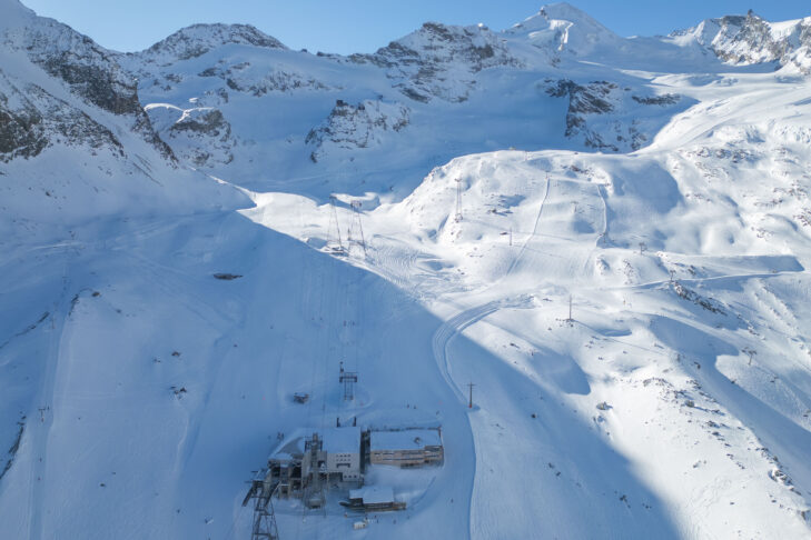 Einfach einmal innehalten und die Bergwelt des Wallis genießen. So geht Skifahren in Saas-Fee/Saastal auch.