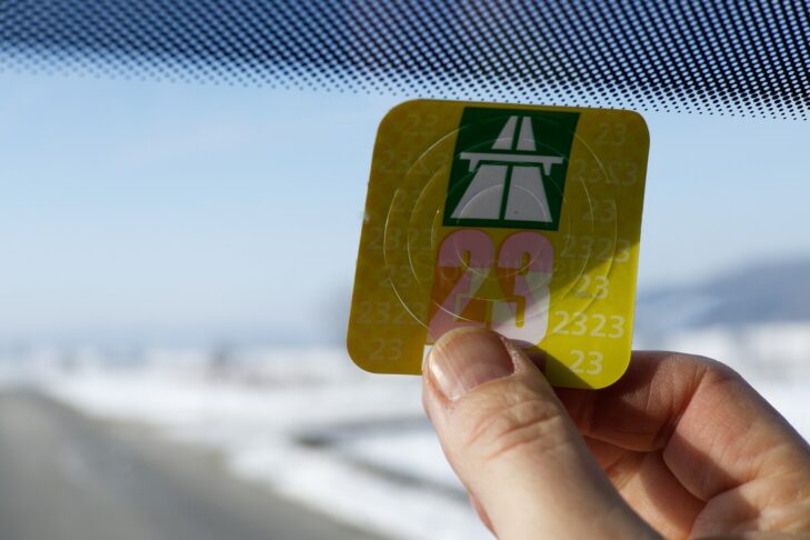 In den Alpen gilt auf den Straßen vieler Länder entweder eine Maut oder Autofahrer brauchen für ihr Fahrzeug eine gültige Vignette.