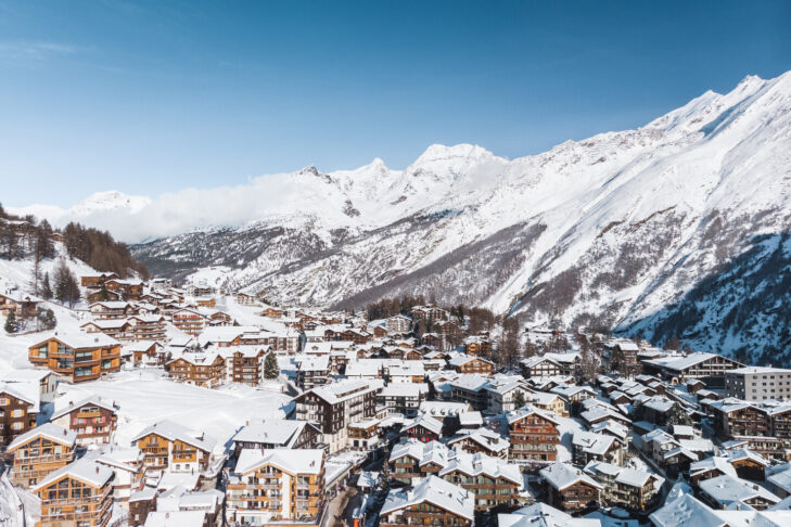 Einer der wenigen, noch komplett autofreien Skiorte in den Alpen ist Saas-Fee im Schweizerischen Kanton Wallis.