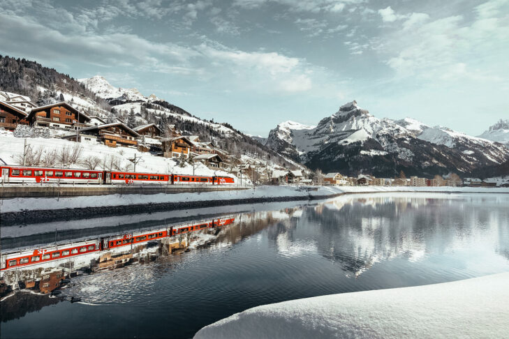 Engelberg im Kanton Obwalden gehört zu den Schweizer Skiorten, die über einen ausgezeichneten Anschluss an das Bahnnetz verfügen, sodass eine Anreise mit dem Zug ohne Probleme möglich ist.