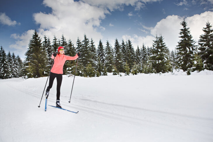 Im Skating oder Freistil, setzen Langläufer die Ski im V-Schritt auf dem Schnee auf und stoßen sich mit den Stöcken ab.
