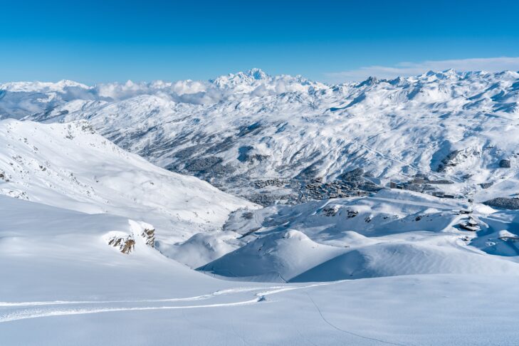 Die Berge in den 3 Vallées, wie hier über Les Menuires, bieten vom Dezember bis April beste Schneeverhältnisse für Wintersportler.
