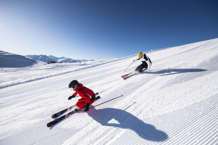 Eine traumhafte Bergkulisse und Pisten wie aus dem Bilderbuch, wie hier im Skigebiet Wildkogel-Arena, sind die perfekte Bühne für Österreichs Nationalsport - Skifahren. Und das ist in einigen Skigebieten kein Luxus, sondern einfach günstig.
