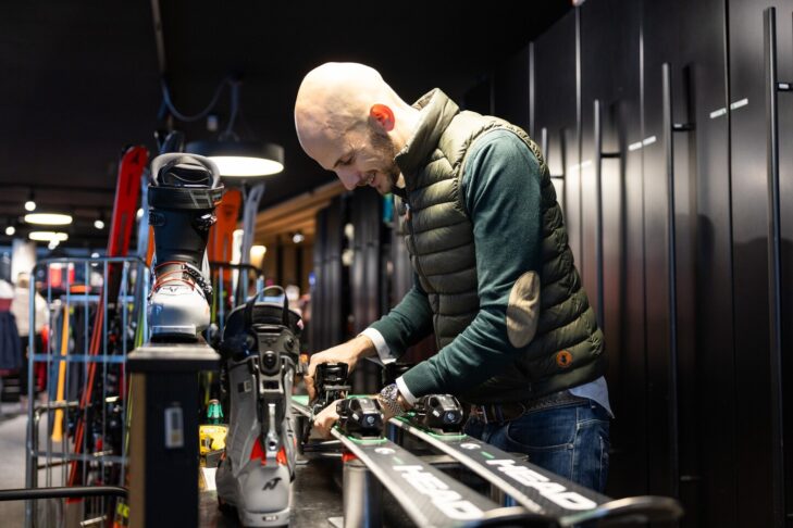 Skifahrer, die auf Nummer sicher gehen wollen, lassen sich ihre Skibindungen jedes Jahr vor der neuen Skisaison von einem Fachmann im Sportgeschäft einstellen.