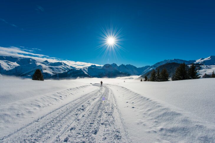 Wer auf einen Tag auf der Piste verzichten möchte, der kann im Département Isère etwa in Auris-en-Oisans auf dutzenden Loipenkilometern Langlauf machen.