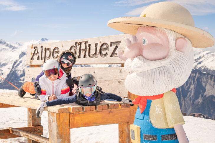 Das Skigebiet Alpe d'Huez ist mit seinen Angeboten am Berg extrem familienfreundlich und daher auch offiziell mit dem "Famille Plus"-Siegel zertifiziert.