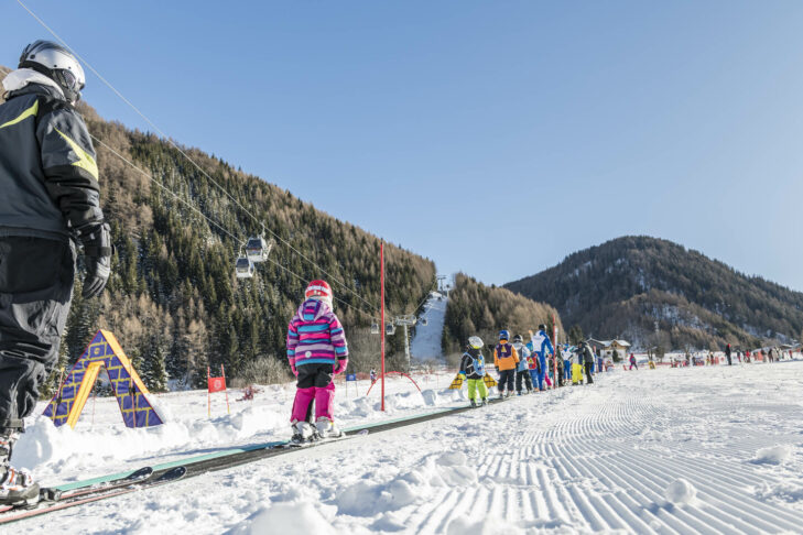 Im Skigebiet Gitschberg Jochtal finden Familien in Südtirol dank der Liftinfrastruktur und Skischulen ideale Bedingungen zum Skifahren mit Kindern vor.