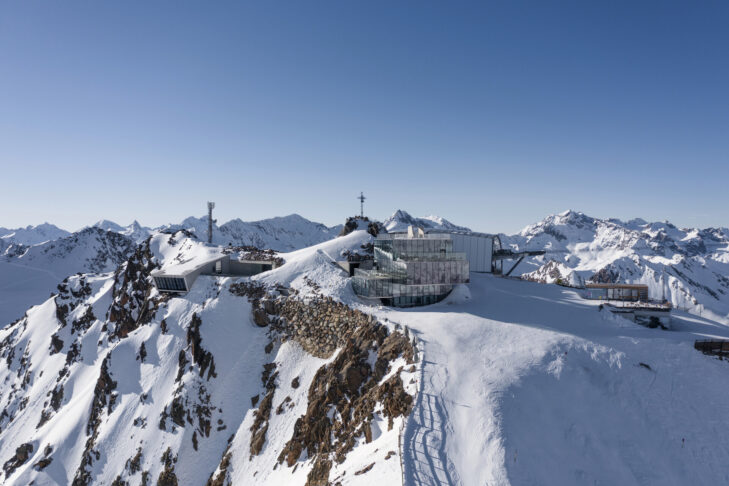 Skifahren mit James Bond: 007-Schauplätze in den Alpen, wie das Gourmetrestaurant "ice Q" in 3.048 m Höhe im Skigebiet Sölden in Österreich.