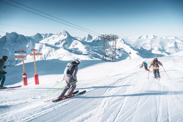 Durch die Höhenlage am Gletscher sowie die künstliche Beschneiung sind die Skigebiete im Département Isère, wie Les 2 Alpes, bis in den Frühling hinein sehr schneesicher.