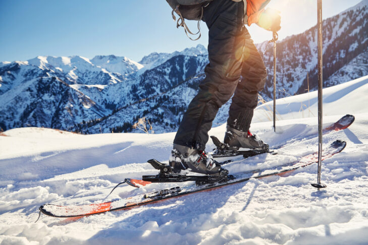 Tourengehen wird unter Wintersportlern immer beliebter, und damit es am Berg auch klappt, braucht es das passende Material, wie die idealen Ski.