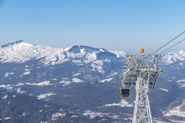 Die neuen Kabinen der Nebelhornbahn in Obersdorf sind so designt, dass hier auch Rollstuhlfahrer problemlos mit ins Skigebiet gondeln können.