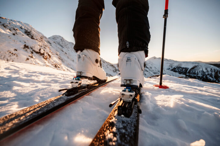 Für Wintersportler abseits der präparierten Pisten im Skigebiet sind Tourenskibindungen das wichtige Bindeglied zwischen Ski und Skischuhen.
