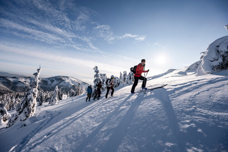 Wer mit der passenden Skitourenausrüstung unterwegs ist, der kann sich sicher sein, auf dem Weg zum Gipfel bestens ausgestattet zu sein.