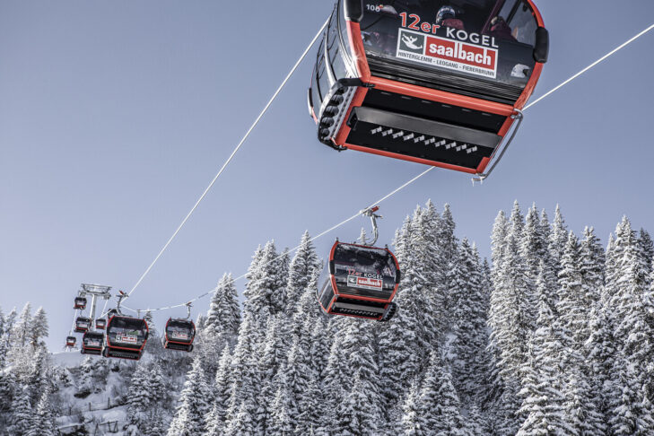 Die 270 Pistenkilometer im Skigebiet Skicircus Saalbach-Hinterglemm Leogang Fieberbrunn sind mit 69 hochmodernen Liften und Seilbahnen, wie den Gondeln am 12er Kogel, erschlossen.