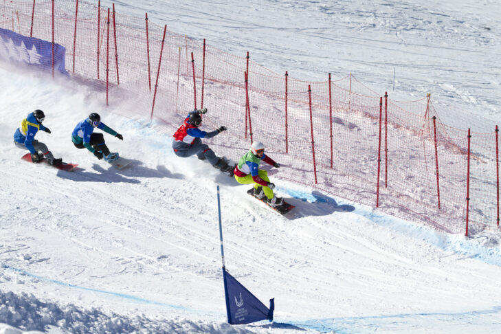 Beim Snowboardcross geht es zwischen vier Startern vom Start bis ins Ziel teilweise um Zentimeter.