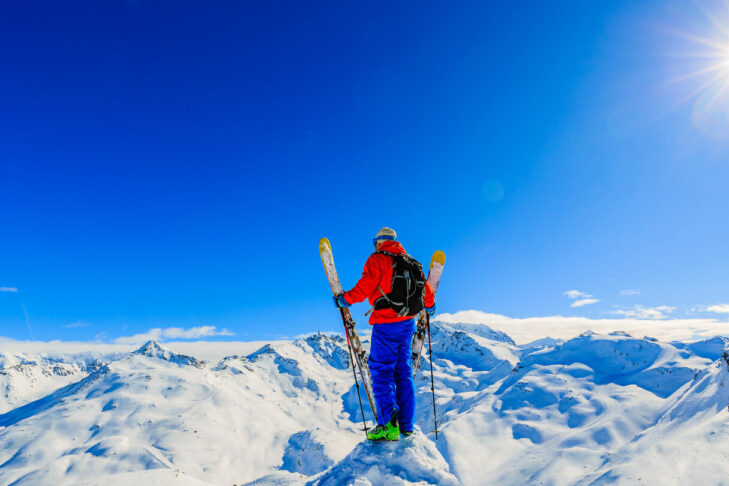In der Halbzeit einer Skitour heißt es, das Panorama vom zuvor erklommenen Gipfel zu genießen, bevor es danach wieder auf einer rasanten Abfahrt durch den Tiefschnee ins Tal geht.