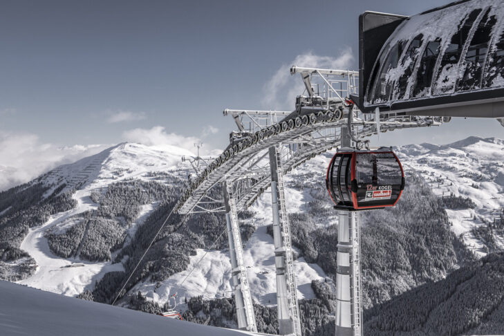 Die Gondeln des "12 Kogel" fahren im Skigebiet Skicircus Saalbach Hinterglemm Leogang Fieberbrunn schon länger und auch zur neuen Skisaison wird das Seilbahn-Angebot hier weiter ausgebaut.
