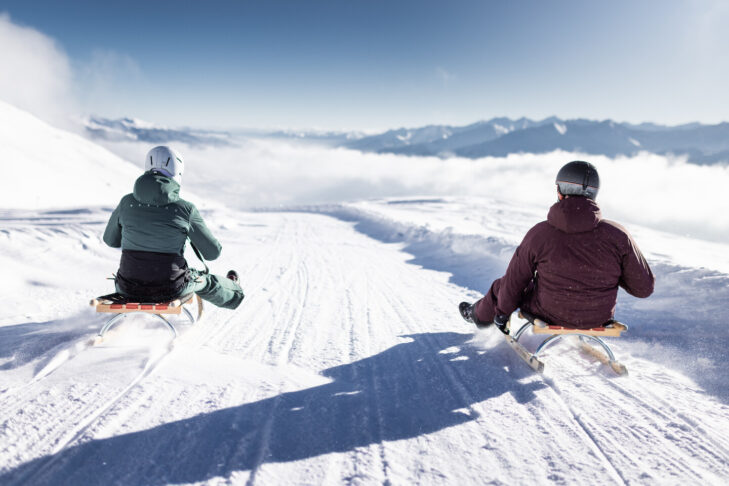Im Skigebiet Wildkogel-Arena zwischen Neukirchen am Großvenediger und Bramberg können sich Wintersportler mit Schlitten auf die weltweit längste Rodelbahn (14 km) begeben.