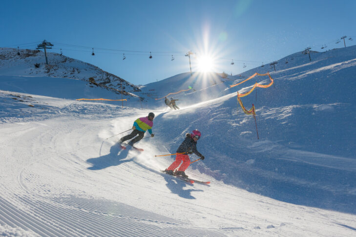 Wintersportler können die 100 Pistenkilometer im Skigebiet SuperDévoluy & La Joue du Loup jetzt dank dem Neubau von einigen Liften und Seilbahnen noch besser erreichen.