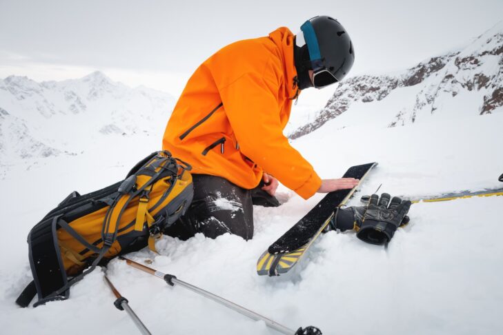 Beim Auffellen im Tiefschnee müssen Wintersportler einige Regeln beachten, damit der Kleber auf dem Belag keinen Schaden nimmt.