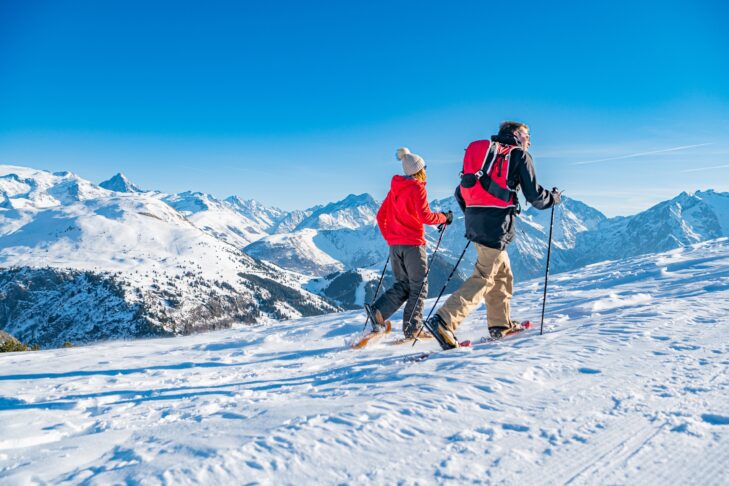 In Alpe d’Huez wird Wintersportlern auch ein umfangreiches Programm mit Outdoor-Aktivitäten abseits der Pisten wie Schneeschuhwandern geboten.