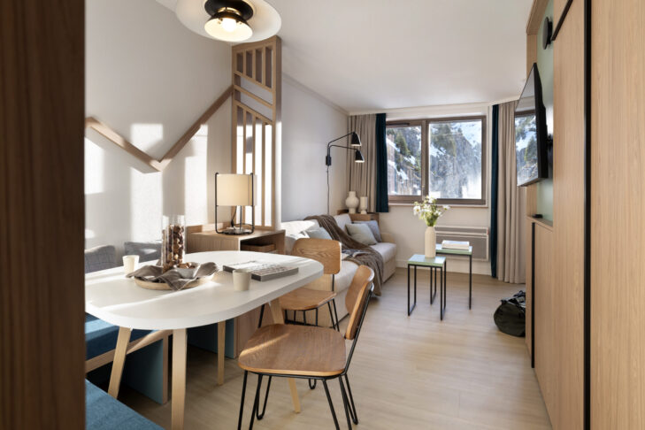 Helle Holzelemente sorgen in den Wohn- und Schlafbereichen der Appartements in der Résidence Capella sofort für eine Wohlfühlatmosphäre.