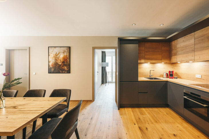 Jede Wohneinheit in den Remind Apartments Brixen in Brixen im Thale ist mit einer modernen Küche ausgestattet, die viel Platz für gemeinsame Kochabende mit Freunden oder der Familie bietet.