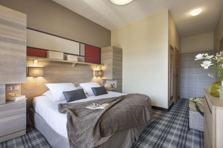 Dank großer Fenster werden auch die Schlafzimmer in der Premium Résidence Les Terrasses d'Hélios immer durch die Alpensonne erhellt.