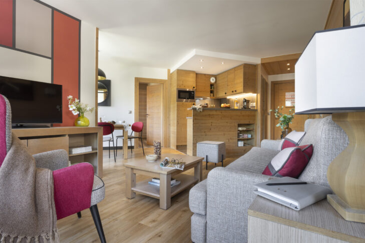 Funktional und modern sind die Wohnbereiche in der Premium Résidence Les Terrasses d'Hélios mit integrierter Küche und Esszimmer.
