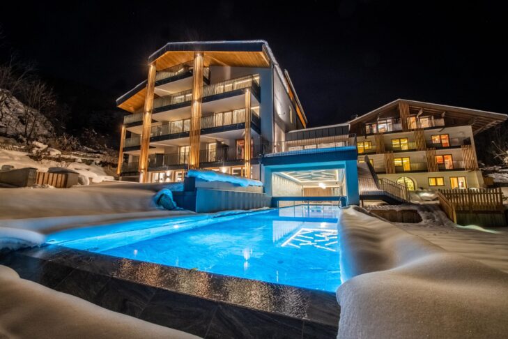Gäste können in den Maraias Luxury Suites & Apartments in Burgeis bei Mals im Vinschgau Wellness und Entspannung genießen, etwa in einem 23 m langen Salzwasser-Infinitypool mit Schwimmschleuse.