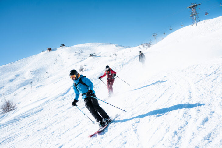 Der Winter in den französischen Alpen lebt von einer Kombination aus traditionellem Genuss, traumhaften Bergkulissen und hunderten Pistenkilometern, wie hier in Serre Chevalier.