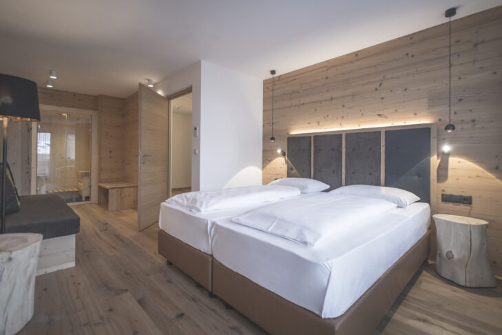 Helles Holz, weiche Stoffe und in ausgewählten Kategorien sogar in manchen Kategorien auch eine private Infrarotkabine im Schlafzimmer haben die Ahrner Wirt Apartments in St. Johann im Ahrntal zu bieten.