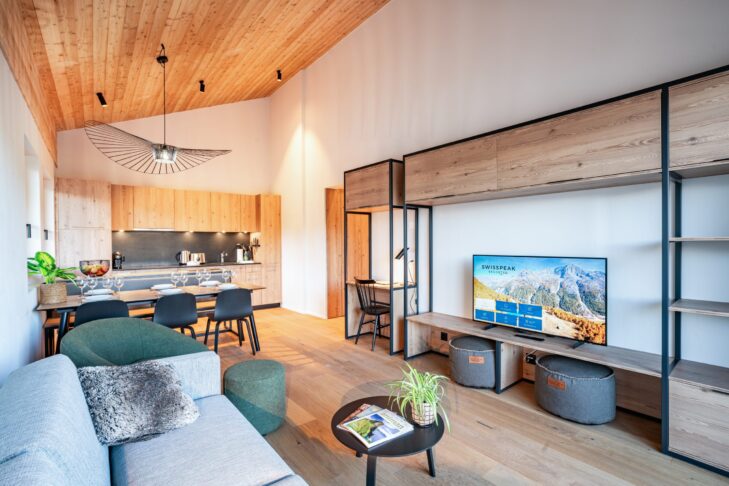 Die Wohnbereiche in den Appartments des SWISSPEAK Resorts Thyon präsentieren sich hell und offen, was direkt für eine Wohlfühlatmosphäre sorgt.