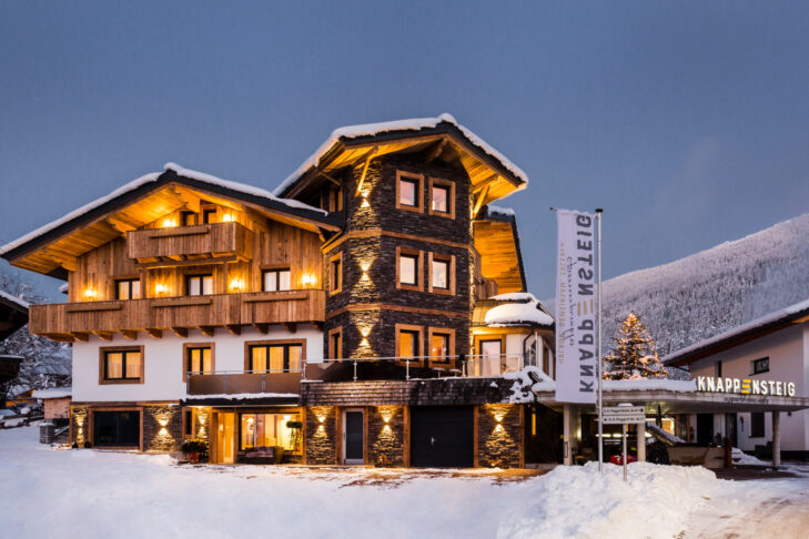 In den KNAPPENSTEIG appartements in Wagrain übernachten Wintersportler komfortabel im Herzen des Snow Space Salzburg und erreichen von dort aus tagsüber hunderte Pistenkilometer ganz einfach.