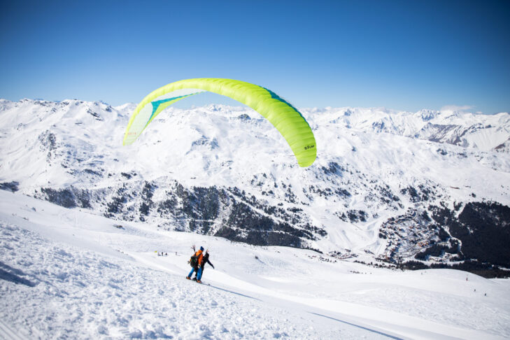 Tandem-Paragliding ist eine von vielen Aktivitäten im Winter, die es für Gäste in Méribel auch abseits der Pisten zu erleben gibt.
