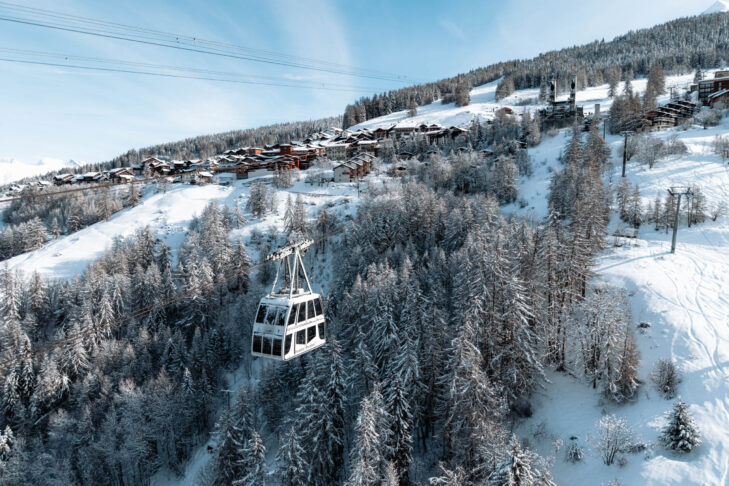 In den zweistöckigen Gondeln des Vanoise Express finden bis zu 200 Personen Platz, die hier zwischen den beiden Skigebieten von La Plagne und Les Arcs hin und her pendeln können.